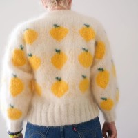 Вязаный спицами пуловер с большими лимонами