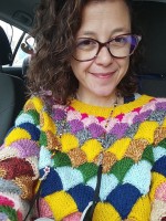 Разноцветный пуловер спицами