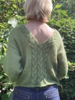 Женский пуловер с косами вдоль горловины