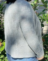 Вязаный спицами пуловер с косами