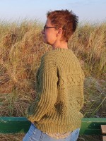 Вязаный пуловер с японским плечом