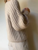 Вязаный спицами пуловер с косой