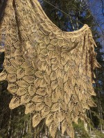 Вязаная спицами ажурная шаль с узором из листьев