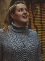 Женский свитер с косами
