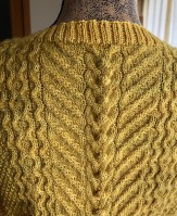 Вязаный свитер с косами