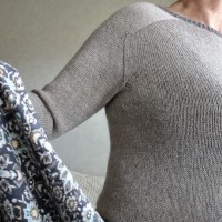 Вязаный спицами пуловер с рукавами погон