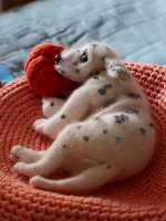 Вязаный щенок далматинца спицами
