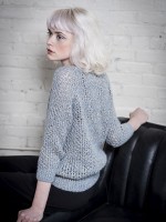 Женский пуловер, связанный отдельными деталями