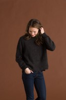 Пуловер черного цвета с боковыми разрезами