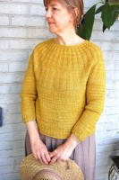 Женский пуловер с текстурной кокеткой, связанный спицами