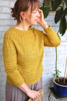 Пуловер с рукавами три четверти, связанный спицами