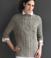 Интересный пуловер, связанный от центра спицами