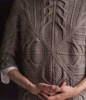 Центральная часть узора пуловера, связанного спицами