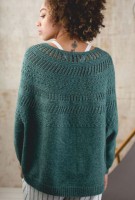 Пуловер с круглой кокеткой, связанной ажурными узорами
