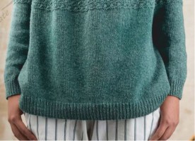 Женский пуловер, связанный спицами чулочной вязкой