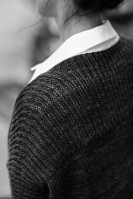 Свободный пуловер со спущенным плечом, связанный спицами