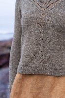 Пуловер А-силуэта, связанный спицами по кругу