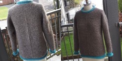 Пуловер с контрастными планками
