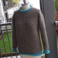 Пуловер с контрастными планками спицами