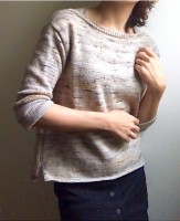 Пуловер прямого покроя, связанный спицами одной деталью