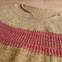 Горловина пуловера с круглой кокеткой, связанного спицами