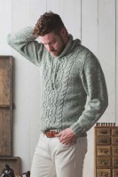 Мужской пуловер, связанный спицами отдельными деталями