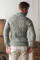 Стильный мужской пуловер с косами, связанный спицами