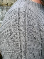 Мужской свитер необычными узорами