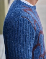 Мужской свитер спицами с рельефным узором на спине и рукавах