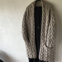 Стильное пальто, связанное спицами без швов