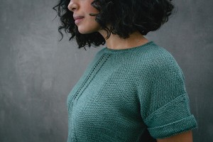 Пуловер с коротким рукавом и круглой горловиной, связанный спицами