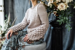Пуловер с объемными рукавами, связанный спицами