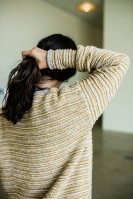 Полосатый пуловер трапециевидного силуэта, связанный спицами