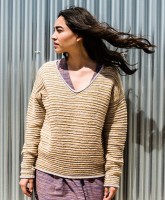 Свободный пуловер ребристым узором и кромками руликом