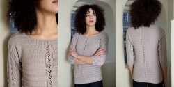Пуловер с текстурными полосками спицами