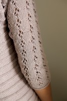 Рукав пуловера с текстурными полосками