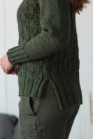 Пуловер с разрезами по бокам спицами