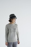 Пуловер с ажурной кокеткой, связанный без швов