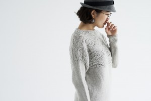 Стильный пуловер, связанный спицами без швов