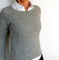 Пуловер А-образного силуэта, связанный спицами