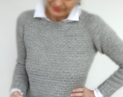 Женственный свитер, связанный спицами одной деталью