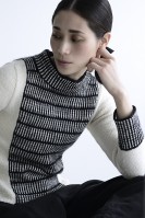 Пуловер с вертикальными полосками, связанный спицами