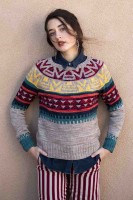 Пуловер с круговой кокеткой, украшенной геометрическим узором
