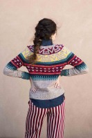 Спина пуловера, украшенного геометрическими узорами