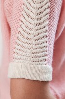 Ажурный узор на рукавах пуловера, связанного спицами