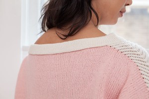 Пуловер с двойными планками чулочной вязкой, связанный спицами