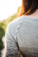 Пуловер реглан, связанный спицами одной деталью