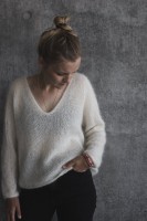 Легкий пуловер из мохера, связанный спицами