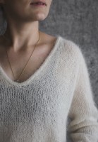 Прямой пуловер, связанный спицами с отделкой дуршнуром