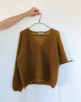 Процесс вязания пуловера из мохера